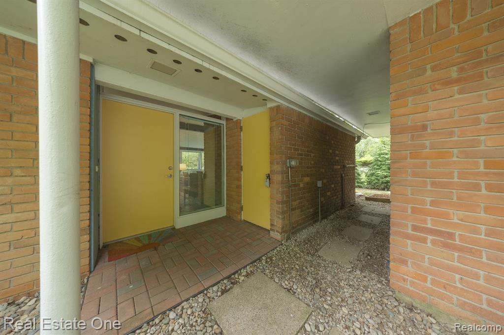 29845 Highmeadow Road Farmington Hills, MI 48334 - Photo 4 of 36