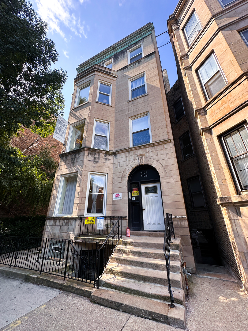 2126 North Sheffield Avenue, Unit 1 Chicago, IL 60614 - Photo 1 of 24 a front view of a house