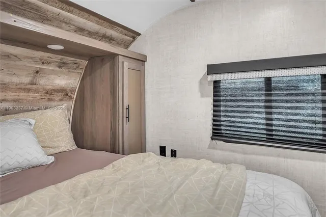 $1,250 | 6036 Polk Street, Unit 4, Hollywood, FL 33024