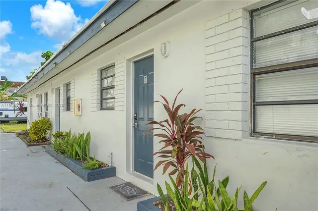 $1,250 | 6036 Polk Street, Unit 4, Hollywood, FL 33024