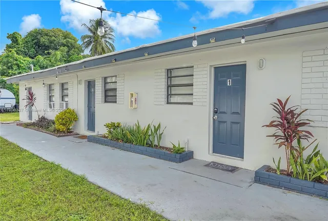 $1,250 | 6036 Polk Street, Unit 4, Hollywood, FL 33024