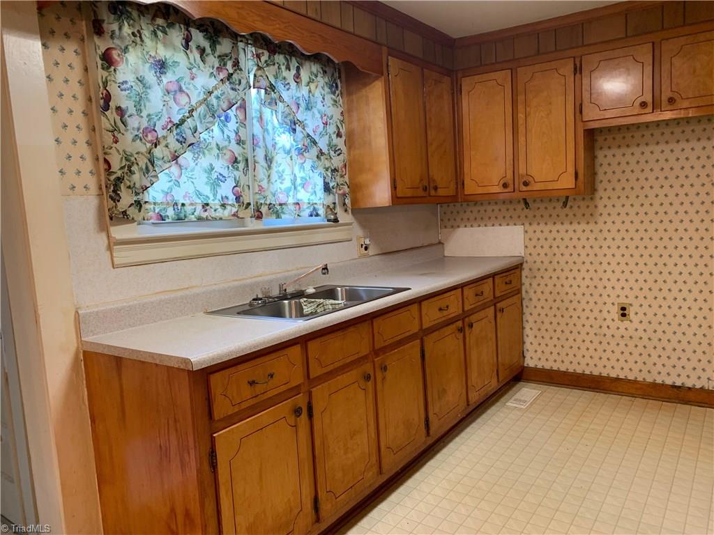 1025 Friendly Road Eden, NC 27288 - Photo 5 of 17 Gallery Image 5
