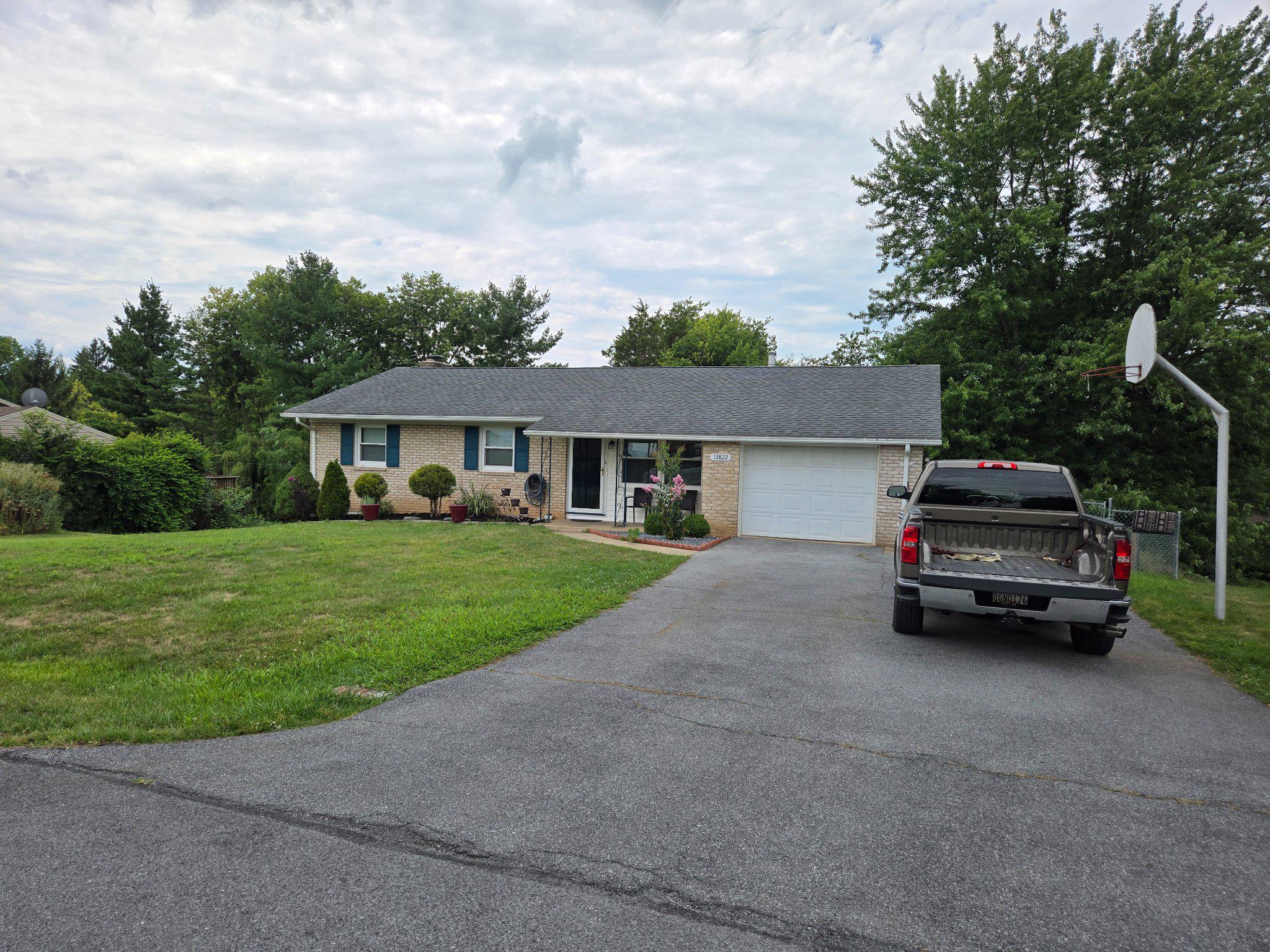 13822 Northcrest Road Hagerstown, MD 21742 - Photo 2 of 50 Four + Cars Driveway