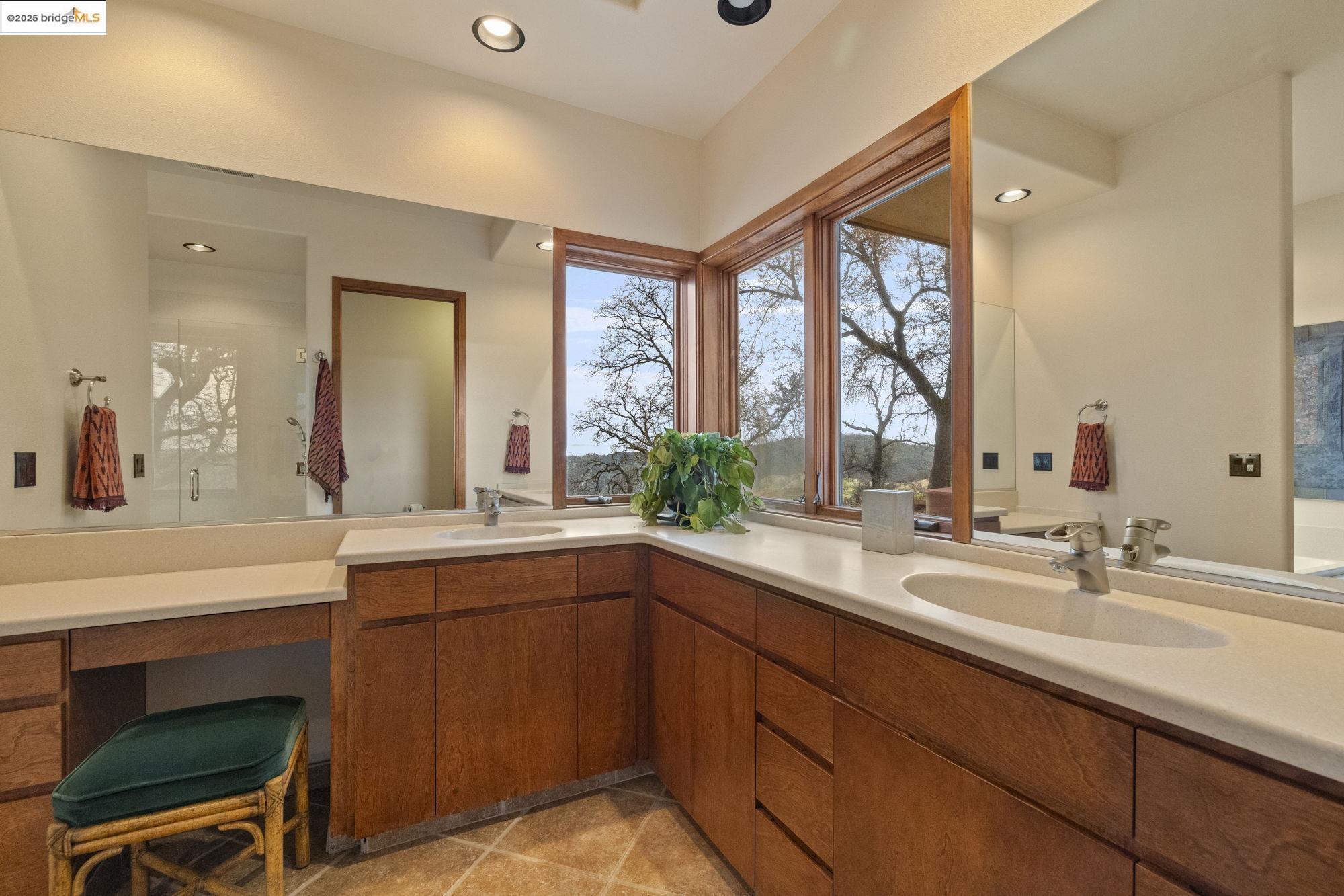 25775 Powell Ranch Road Sonora, CA 95370 - Photo 33 of 60 a bathroom with a sink and a large mirror