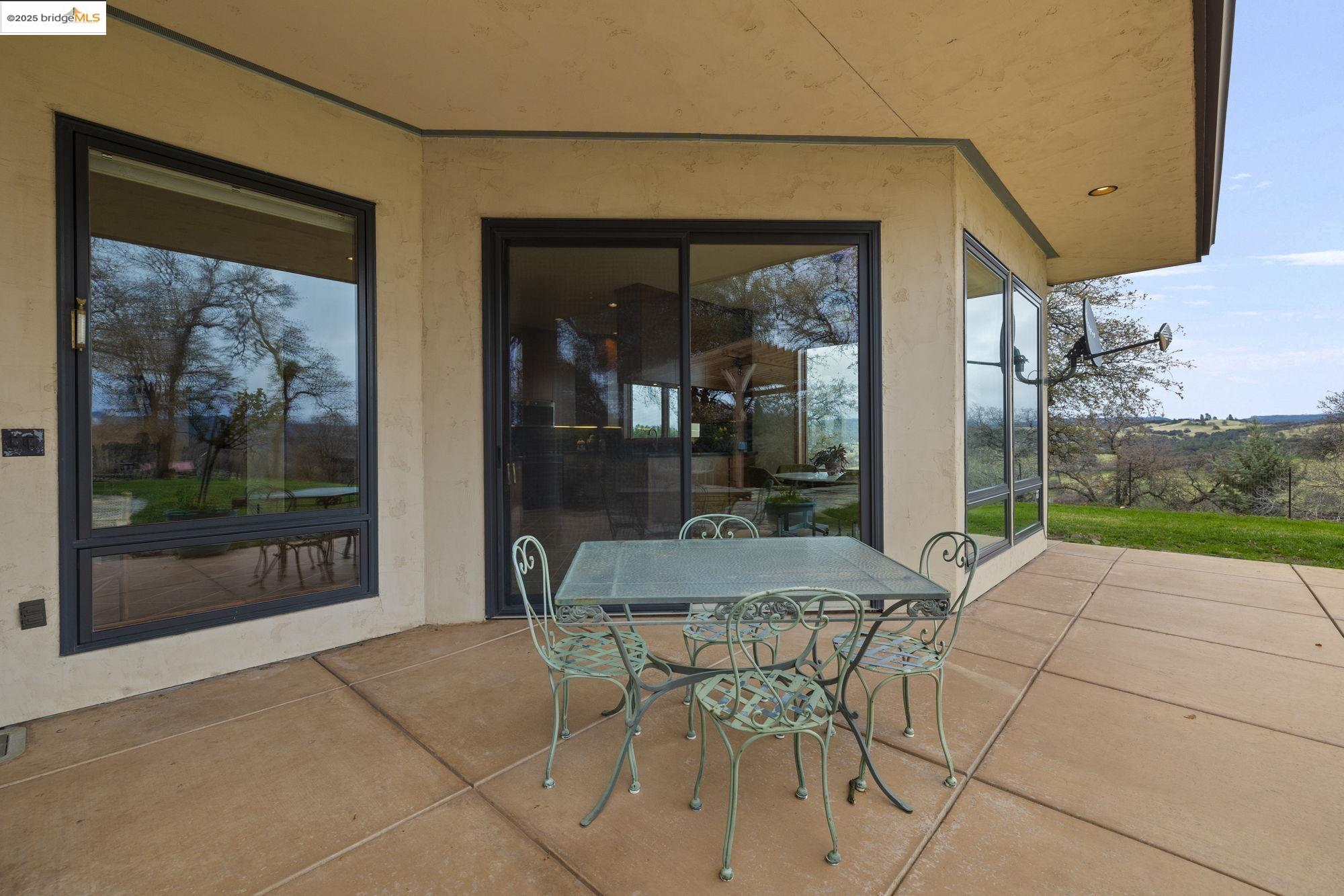 25775 Powell Ranch Road Sonora, CA 95370 - Photo 46 of 60 a patio with a table and chairs and potted plants