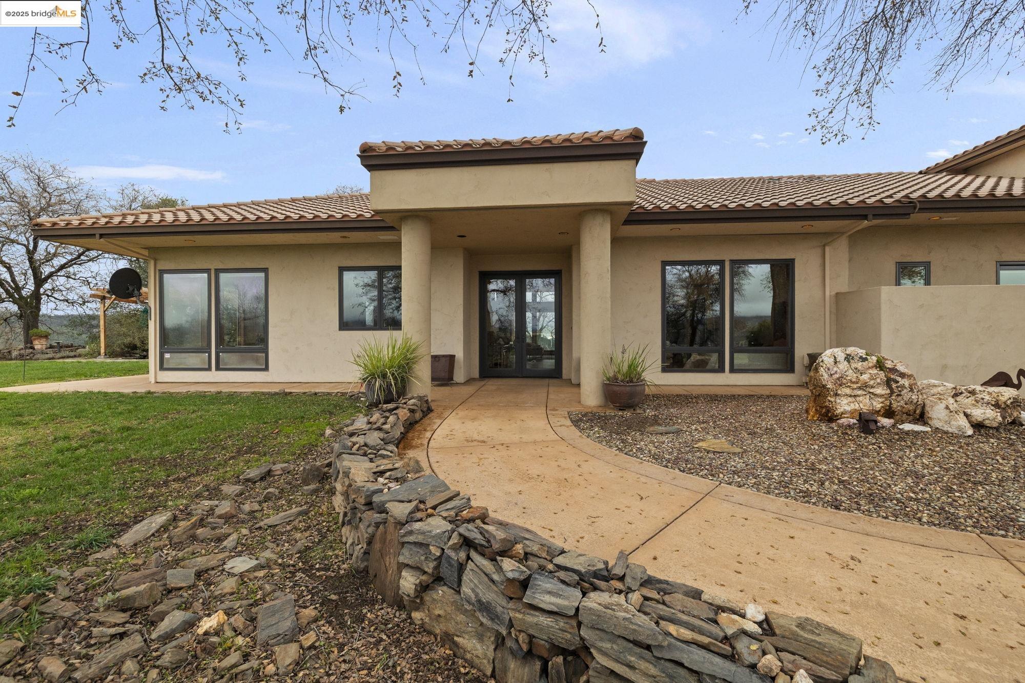 25775 Powell Ranch Road Sonora, CA 95370 - Photo 54 of 60 a view of a house with backyard porch and sitting area
