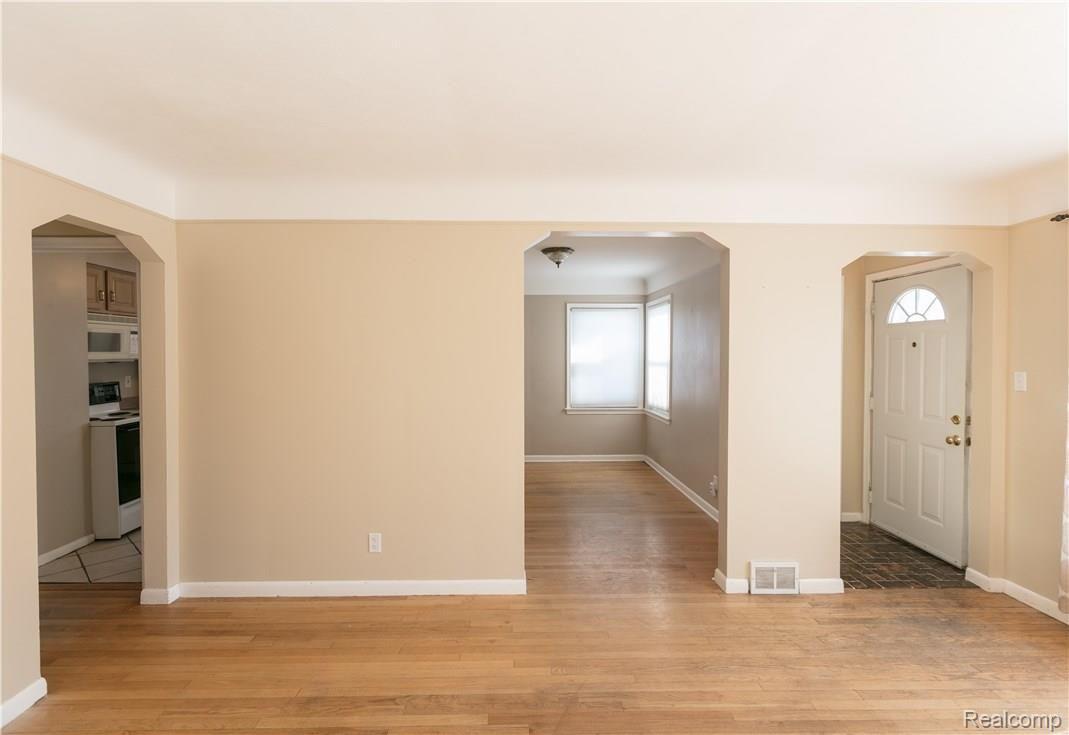 724 Princeton Road Berkley, MI 48072 - Photo 7 of 47 724Princeton-105.jpg