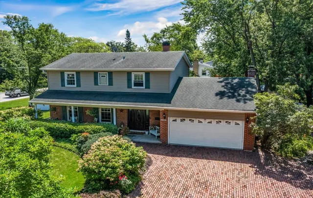 $620,000 | 401 69th Street, Darien, IL 60561