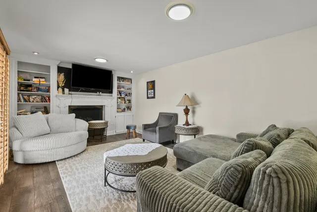 $620,000 | 401 69th Street, Darien, IL 60561