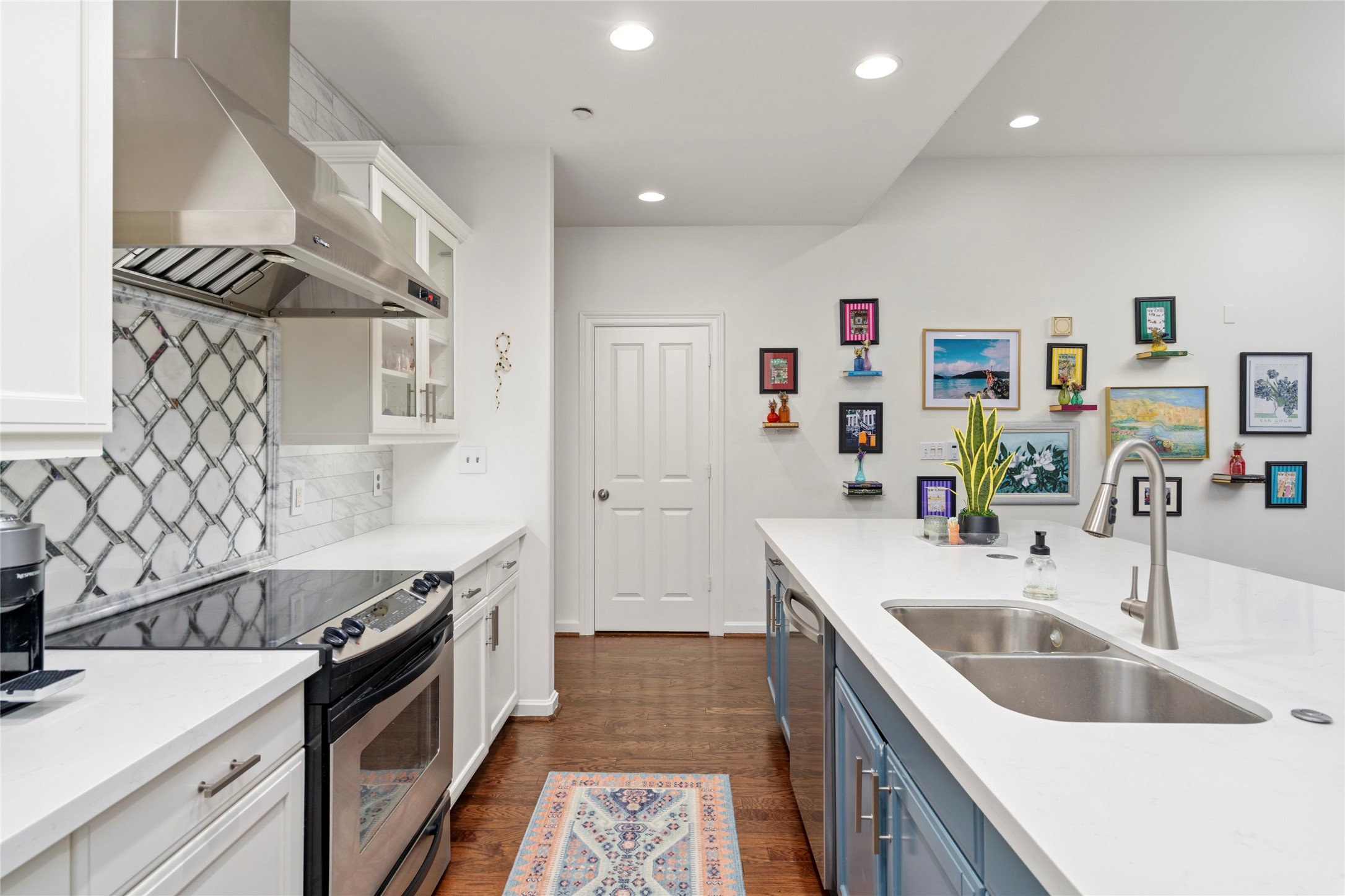 914 Main Street, Unit 1008 Houston, TX 77002 - Photo 15 of 26 Picture perfect kitchen with high end accents.