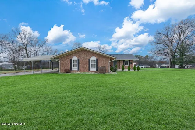 a view of a house with backyard and garden