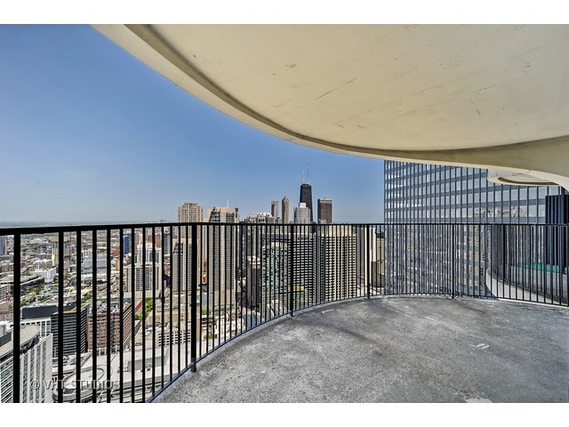 300 North State Street, Unit 5518 Chicago, IL 60654 - Photo 14 of 16 a view of balcony