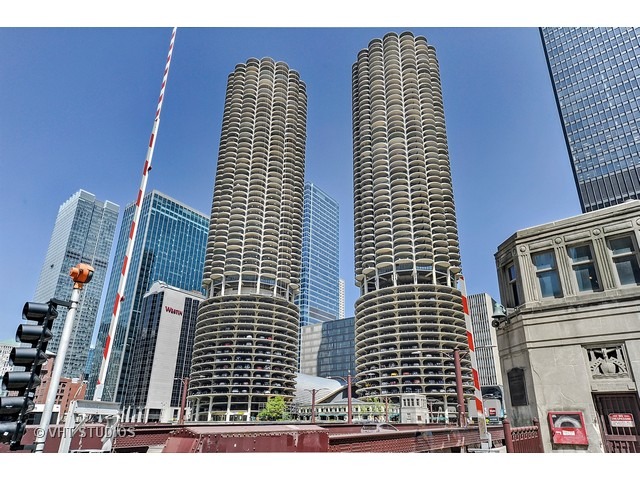 300 North State Street, Unit 5518 Chicago, IL 60654 - Photo 16 of 16 a view of buildings