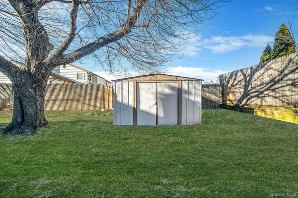 $525,000 | 2909 New London Avenue, Medford, NY 11763