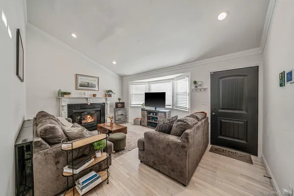 $525,000 | 2909 New London Avenue, Medford, NY 11763
