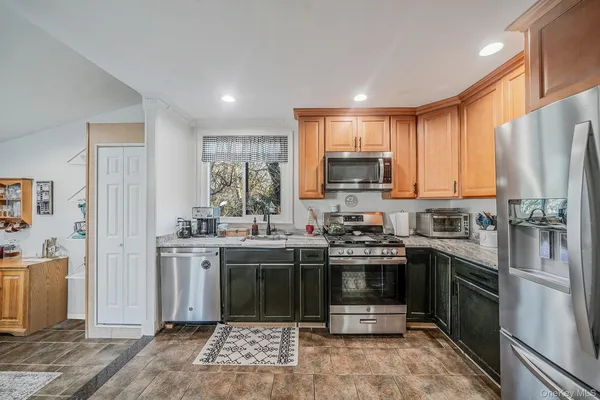 $525,000 | 2909 New London Avenue, Medford, NY 11763