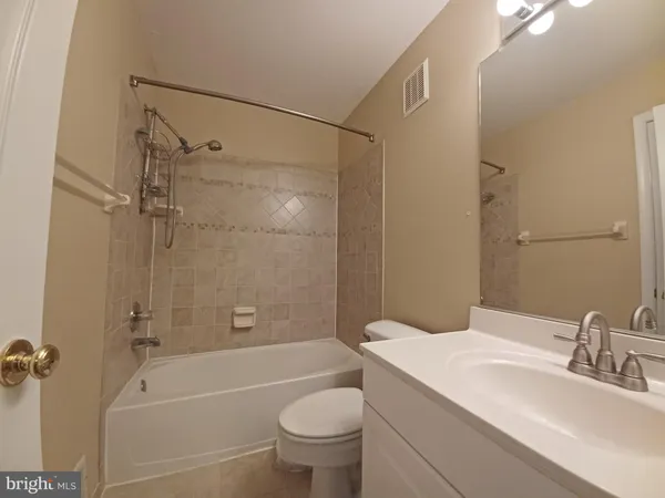 $3,090 | 1526 Northern Neck Drive, Unit 201, Vienna, VA 22182