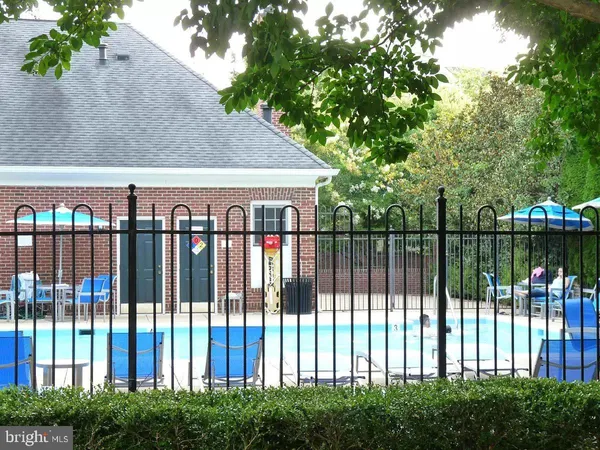 $3,090 | 1526 Northern Neck Drive, Unit 201, Vienna, VA 22182