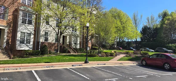 $3,090 | 1526 Northern Neck Drive, Unit 201, Vienna, VA 22182