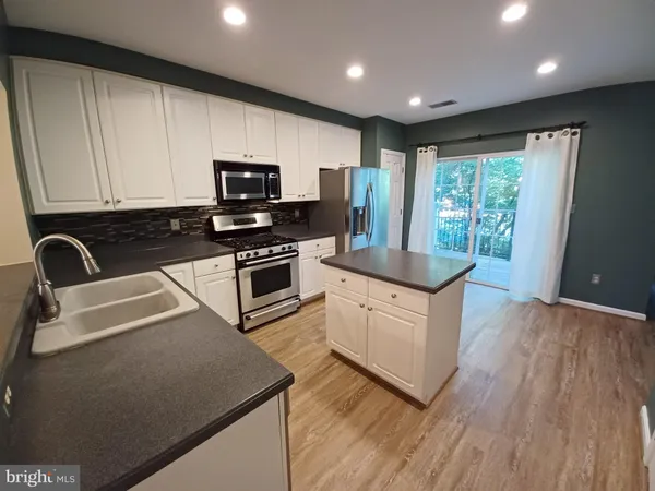 $3,090 | 1526 Northern Neck Drive, Unit 201, Vienna, VA 22182