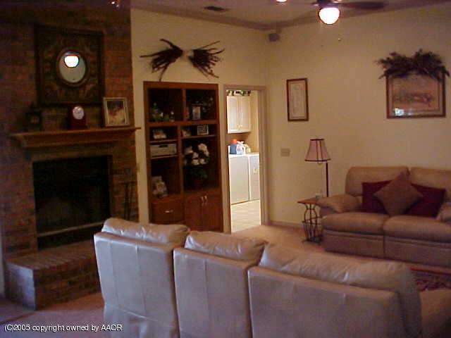 4902 Carmel Avenue Amarillo, TX 79110 - Photo 3 of 11 Living Room