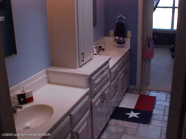 4902 Carmel Avenue Amarillo, TX 79110 - Photo 9 of 11 Hall Bath
