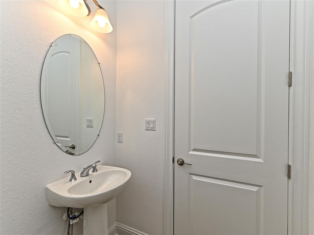 270 Prairie Clover Drive Dripping Springs, TX 78620 - Photo 28 of 28 Bathroom with a textured wall