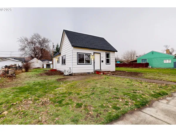 a view of a house with a backyard