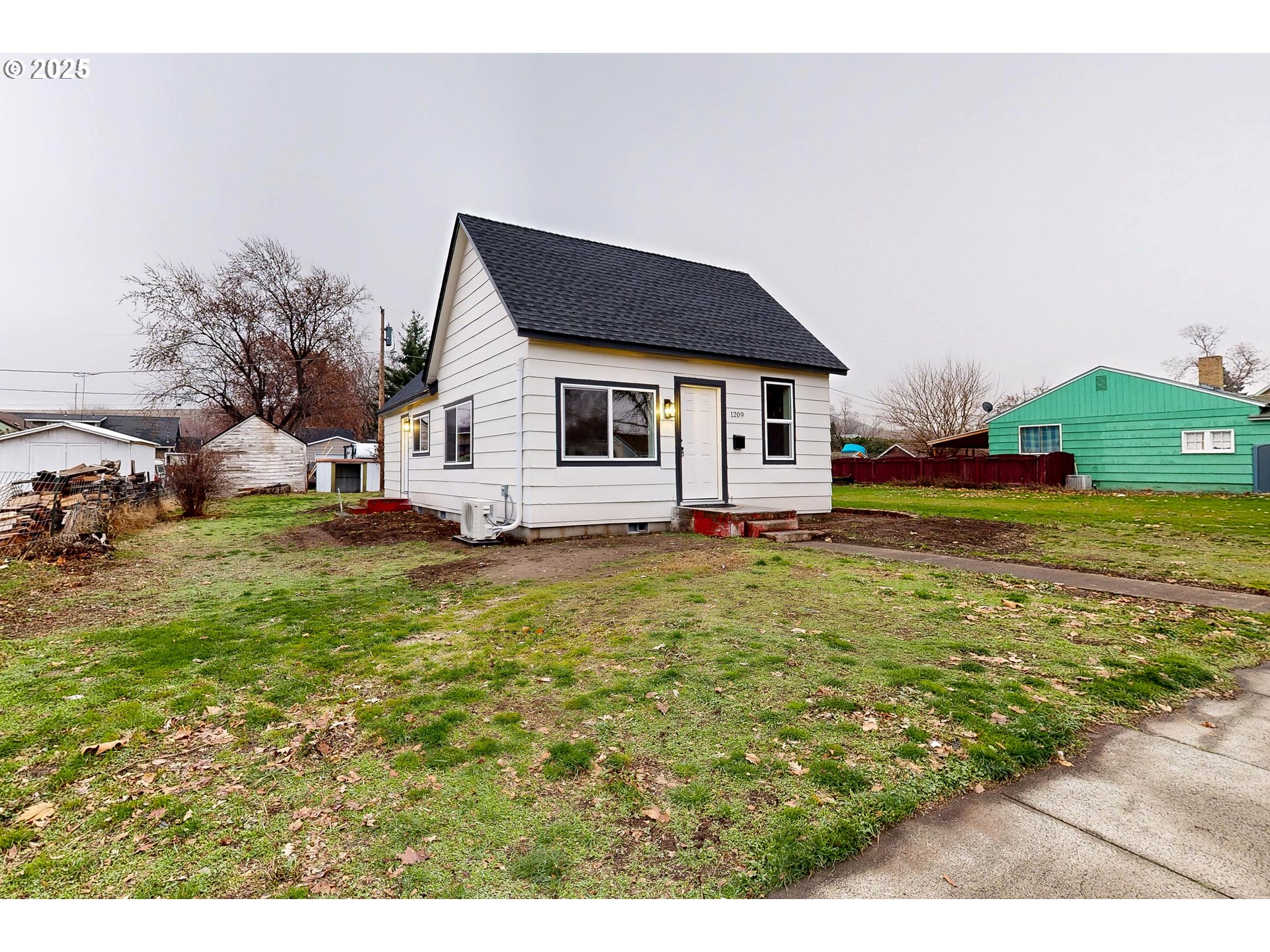 1209 Chestnut Street Milton Freewater, OR 97862 - Photo 18 of 23 a front view of house with yard and trees in the background
