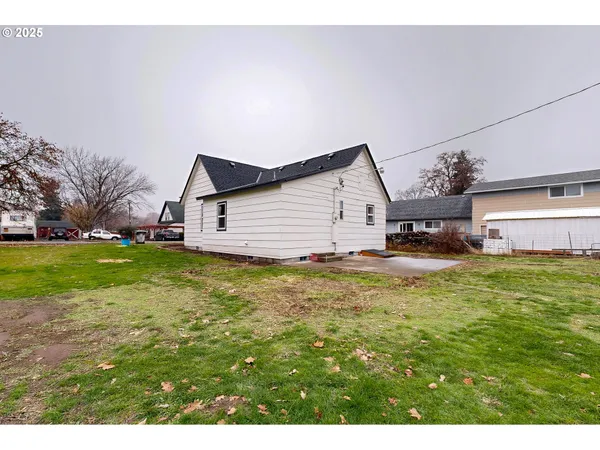 a view of a house with a yard