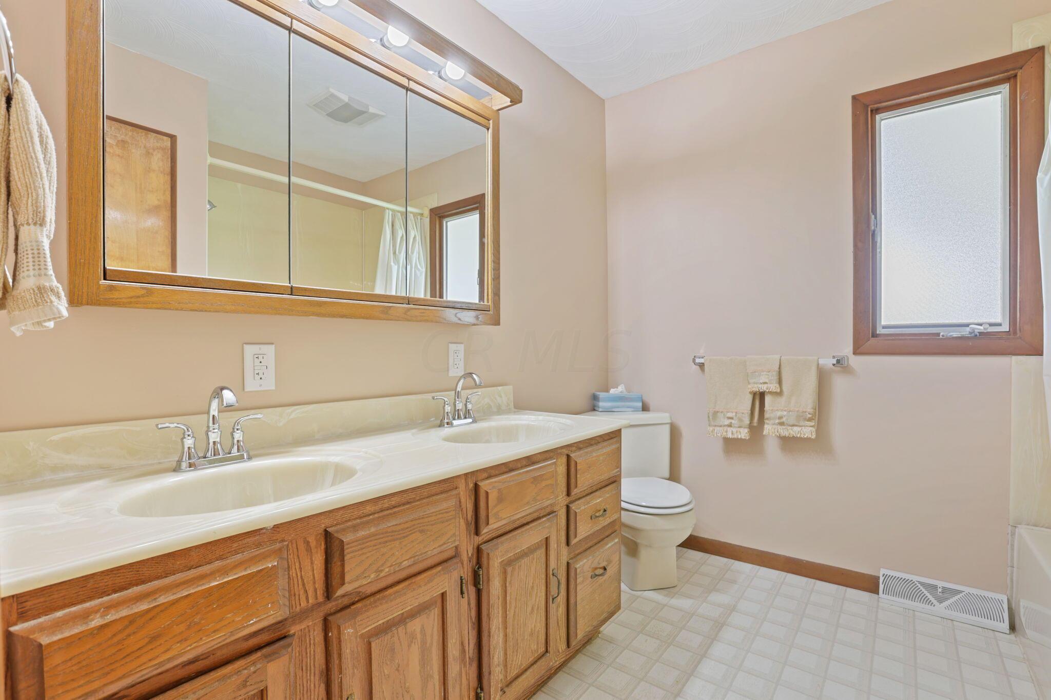 8200 Haenszel Road Grove City, OH 43123 - Photo 18 of 40 Full Bathroom