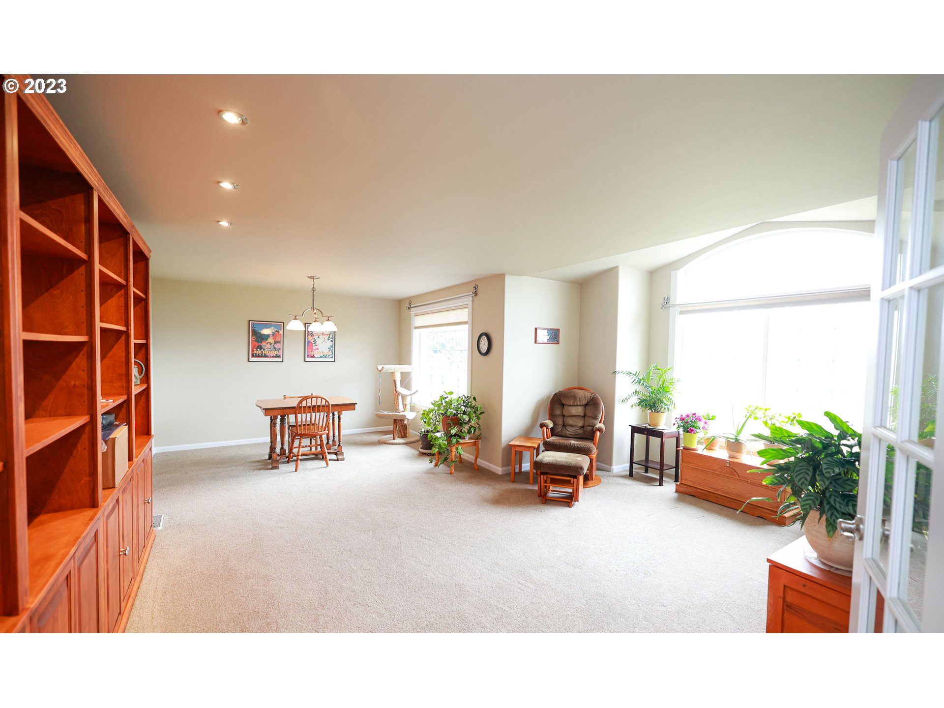 2465 South Bertelsen Road Eugene, OR 97405 - Photo 4 of 26 a living room with furniture and a potted plant