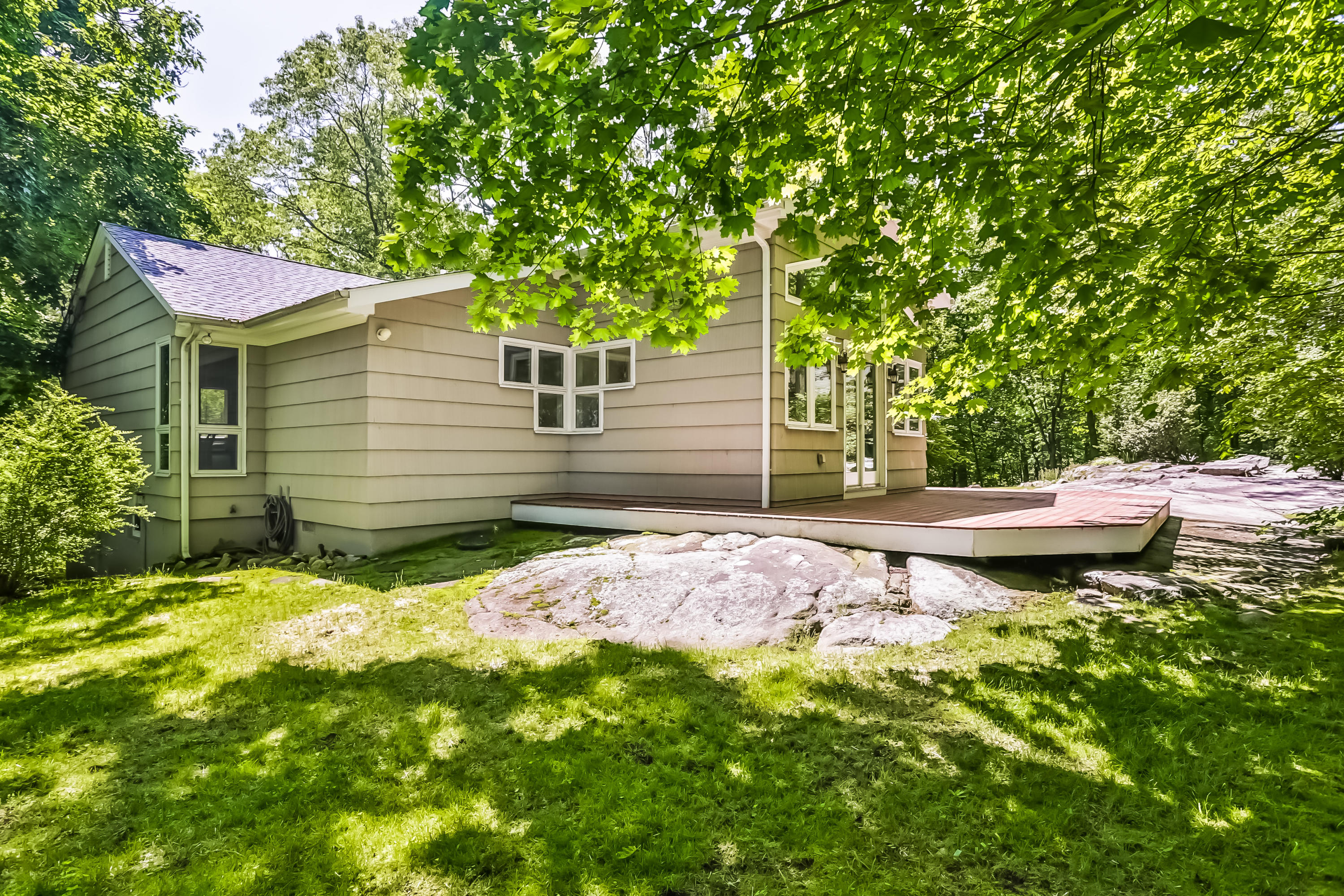 9 Little Brook Road Rowayton, CT 06853 - Photo 30 of 35 a backyard of a house with table and chairs