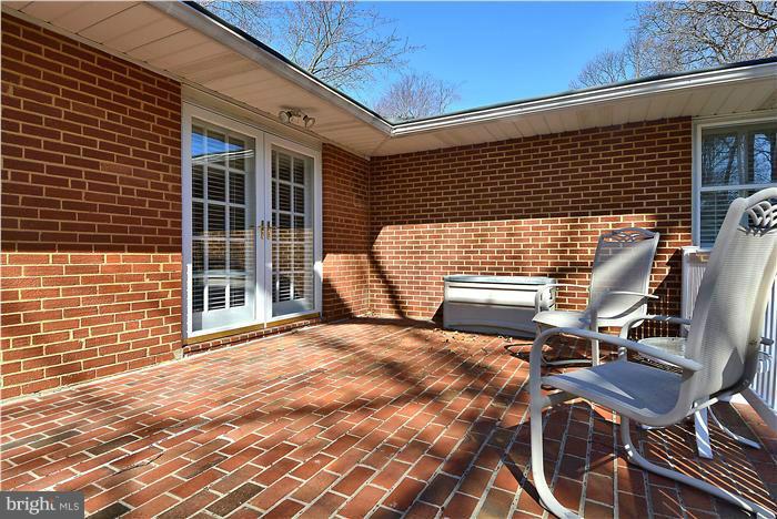 5305 Landgrave Lane Springfield, VA 22151 - Photo 5 of 24 Exterior (Rear)