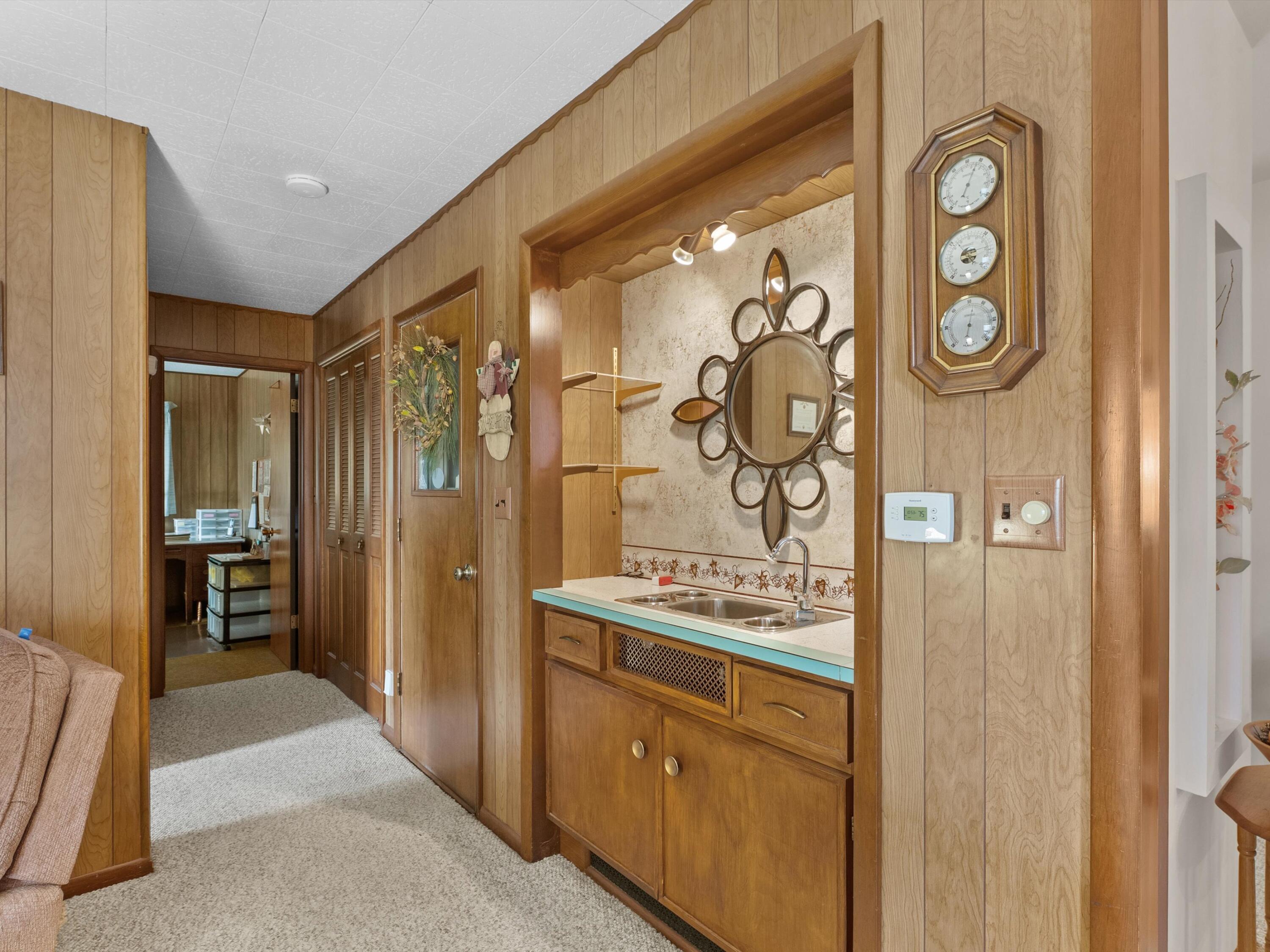 1501 George Street Manitowoc, WI 54220 - Photo 12 of 33 13 family room bar