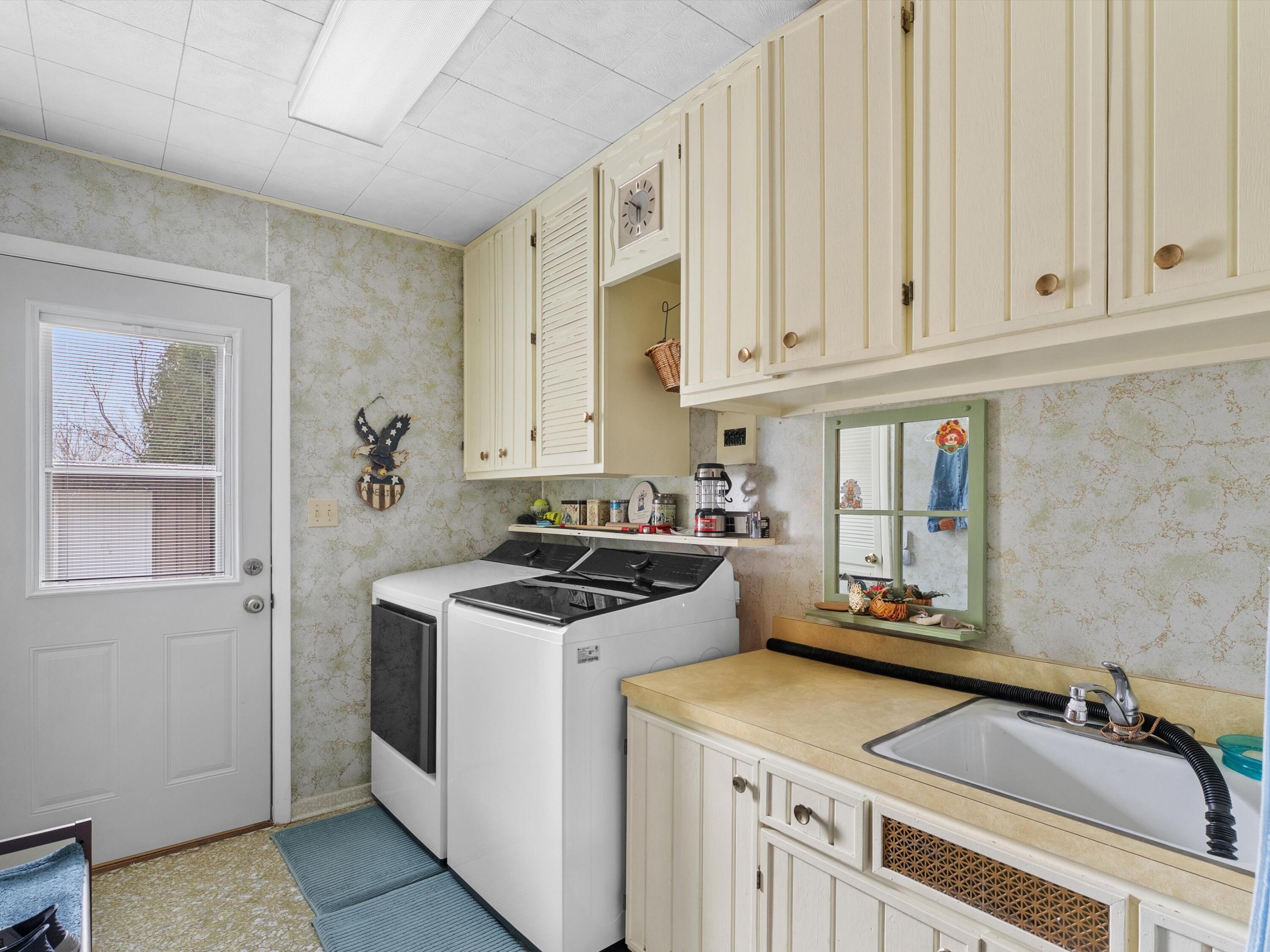 1501 George Street Manitowoc, WI 54220 - Photo 14 of 33 24 laundry