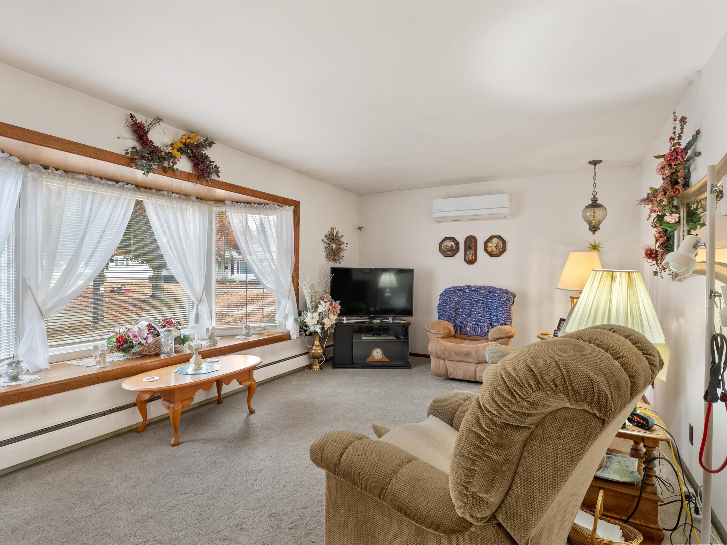 1501 George Street Manitowoc, WI 54220 - Photo 4 of 33 4 living room