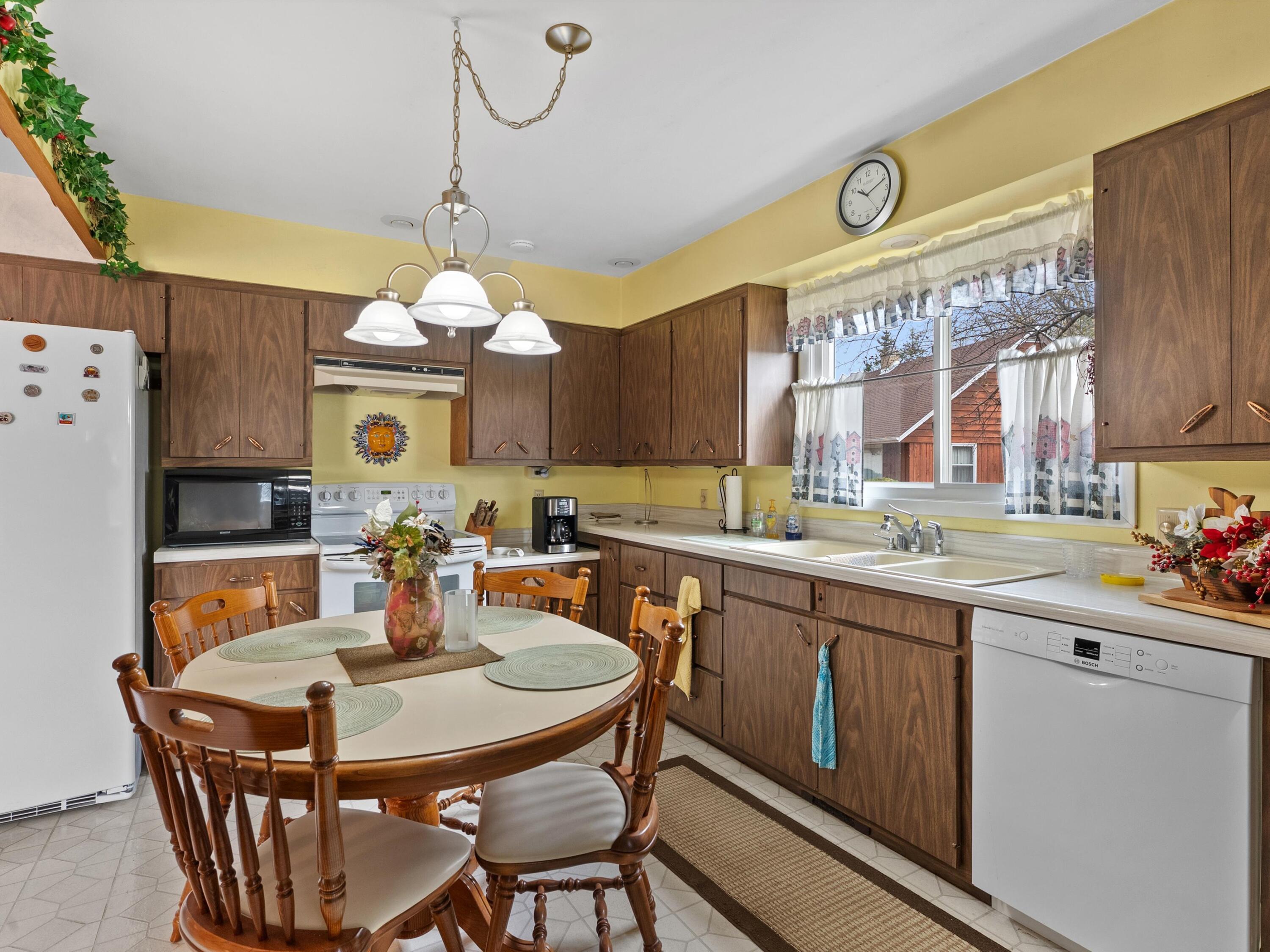 1501 George Street Manitowoc, WI 54220 - Photo 6 of 33 7 kitchen