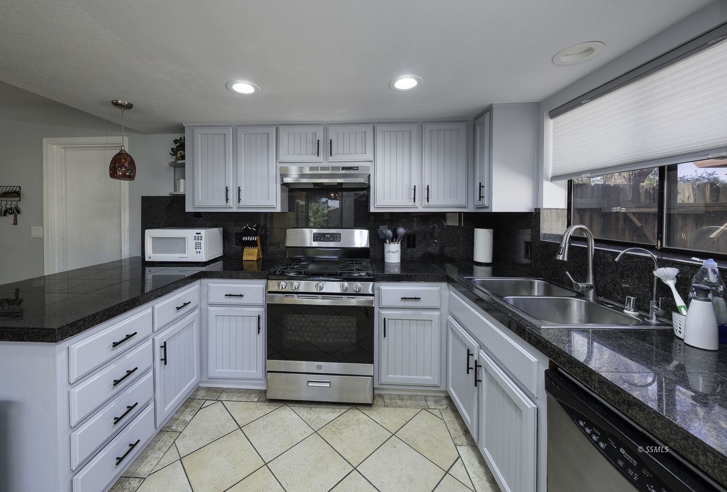 821 West Perdew Avenue Ridgecrest, CA 93555 - Photo 4 of 32