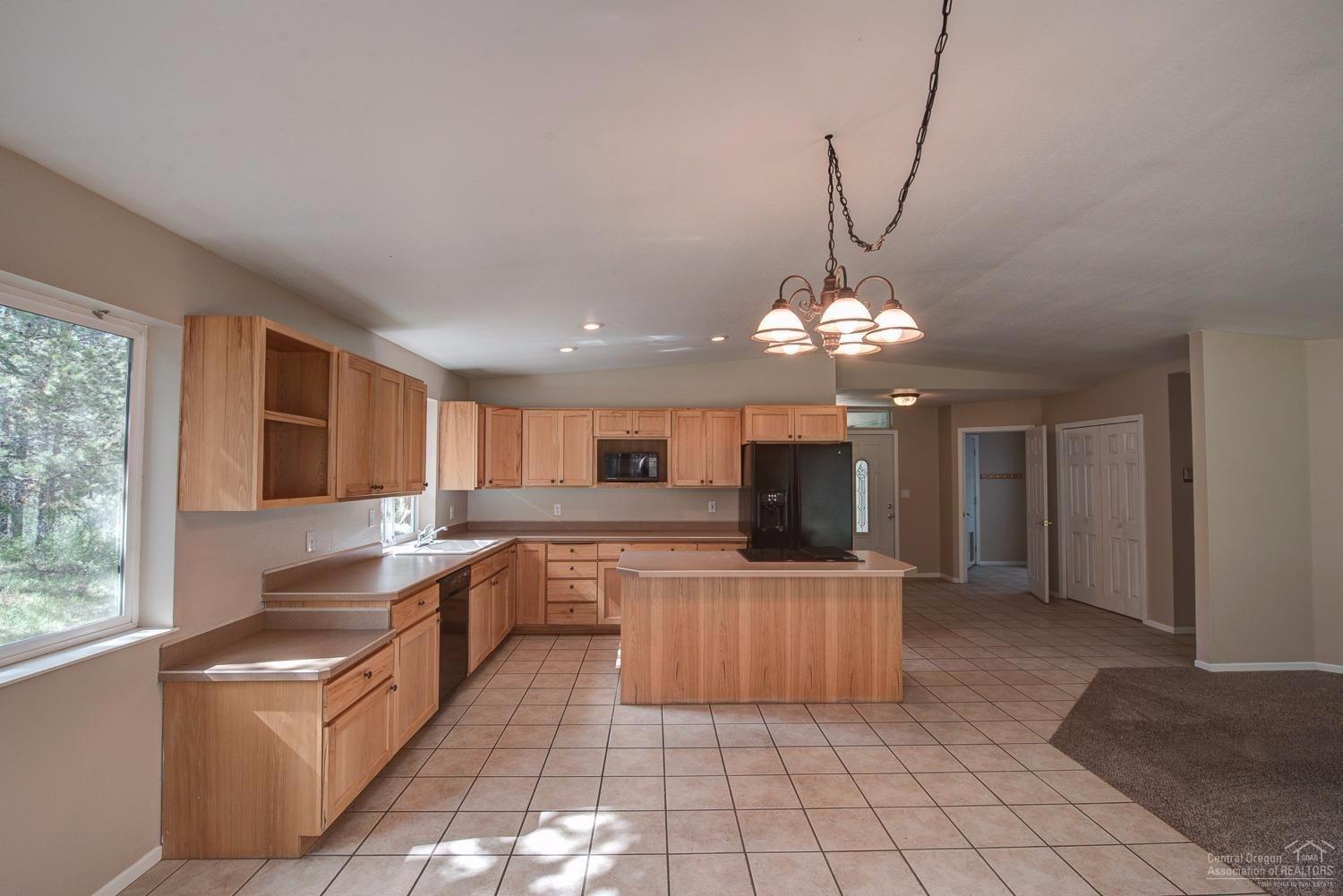 17265 Bakersfield Road Bend, OR 97707 - Photo 7 of 24 Large kitchen with island in the great r