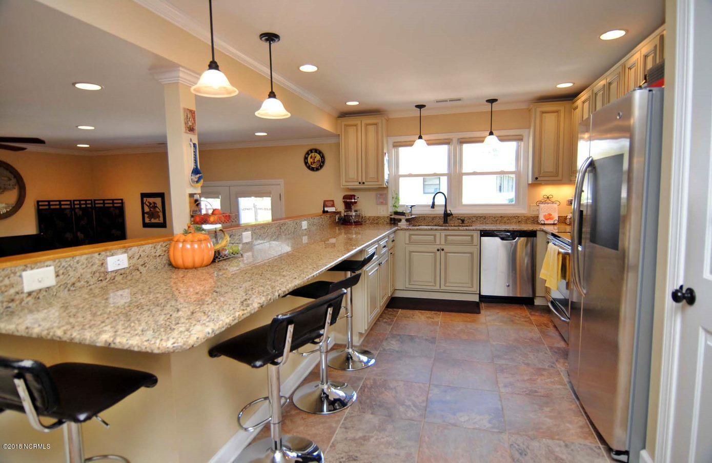 22 Partridge Road Wilmington, NC 28412 - Photo 2 of 30 Room for family cooking!