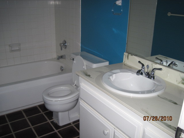 5525 East Thomas Road, Unit H4 Phoenix, AZ 85018 - Photo 4 of 5 Guest bathroom