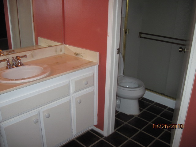 5525 East Thomas Road, Unit H4 Phoenix, AZ 85018 - Photo 5 of 5 Master bathroom