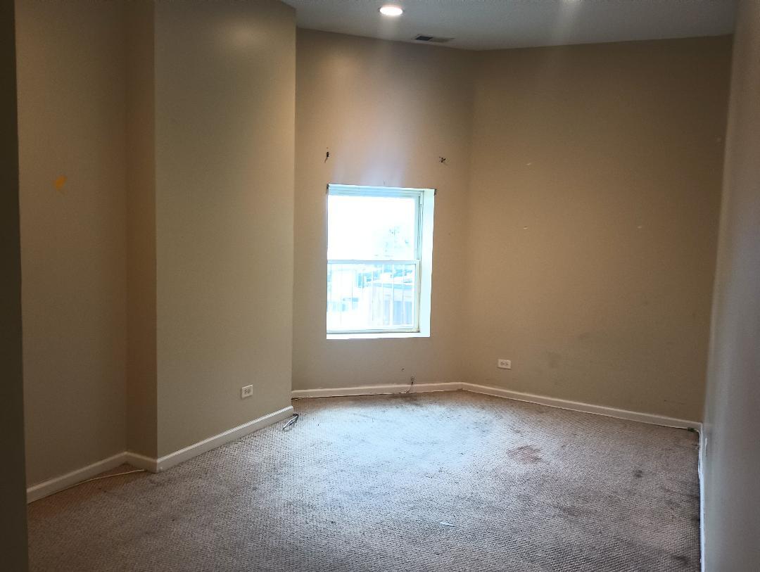 2236 West Monroe Street Chicago, IL 60612 - Photo 17 of 36 an empty room with a window