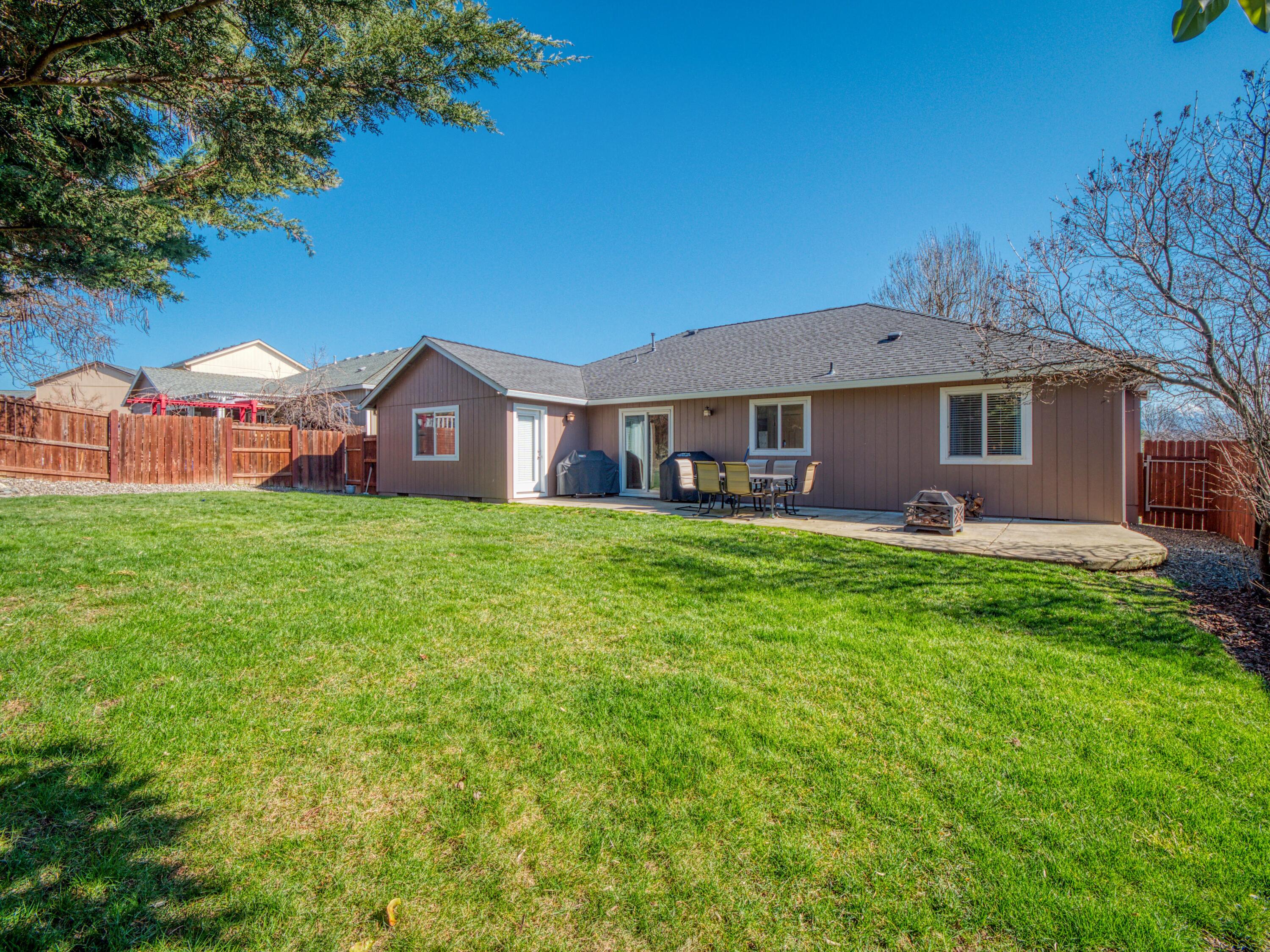 946 Ridgeview Drive Eagle Point, OR 97524 - Photo 28 of 32 Rear 1