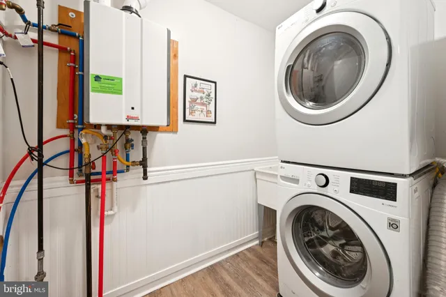 a view of entryway with washer and dryer