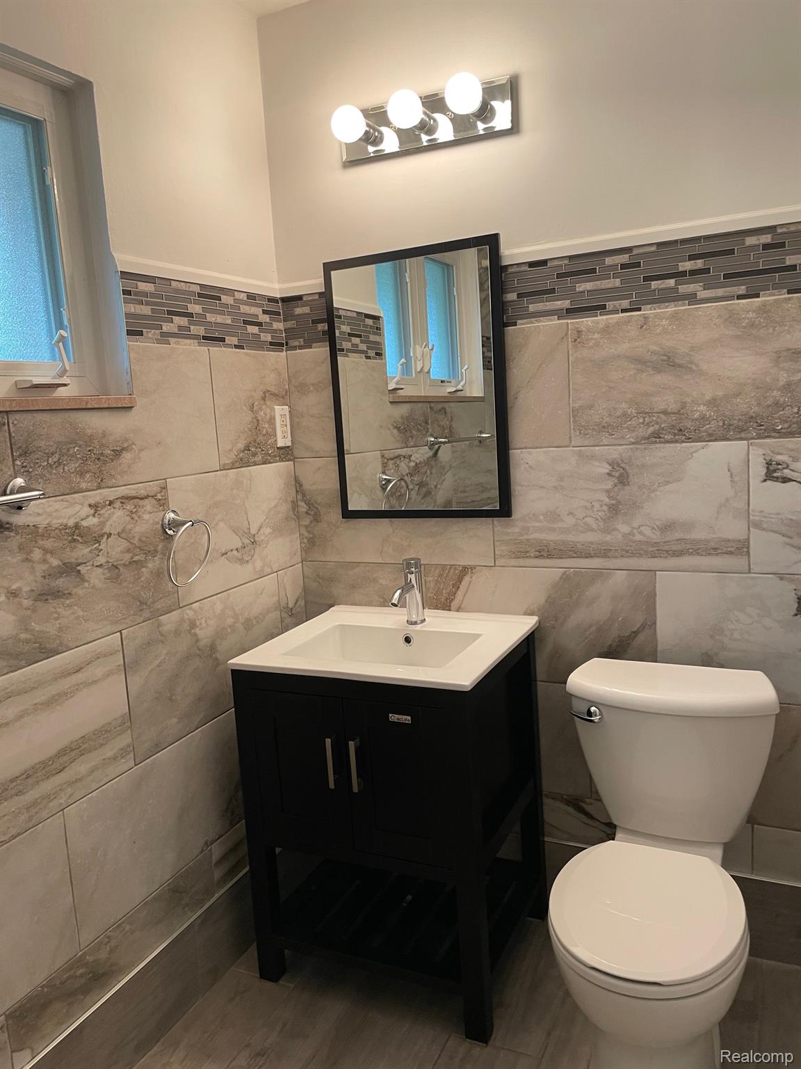 2604 South Rochester Road, Unit 9 Royal Oak, MI 48073 - Photo 9 of 15 Family Bath