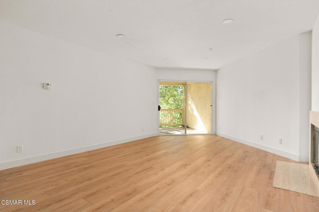 697 Sutton Crest Trail, Unit TL210 Oak Park, CA 91377 - Photo 5 of 37