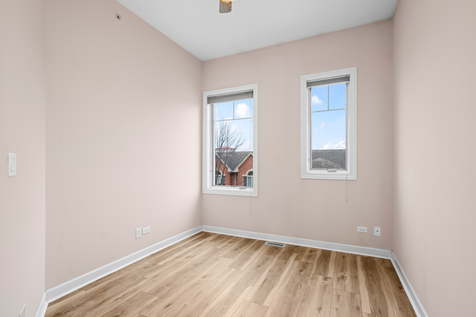 57 Northfield Terrace, Unit 57 Wheeling, IL 60090 - Photo 12 of 16 an empty room with a window