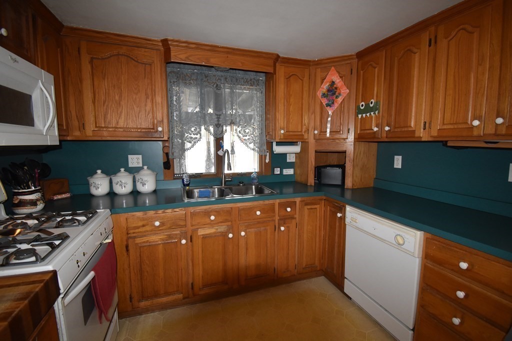 7 Hickory Road Halifax, MA 02338 - Photo 8 of 33 Gallery Image 8